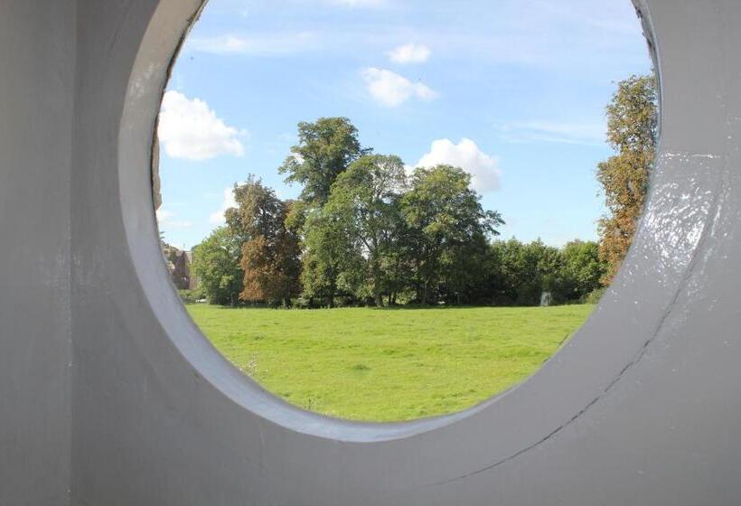 غرفة تنفيذية, The Coach House