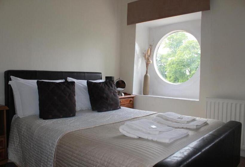 غرفة تنفيذية, The Coach House