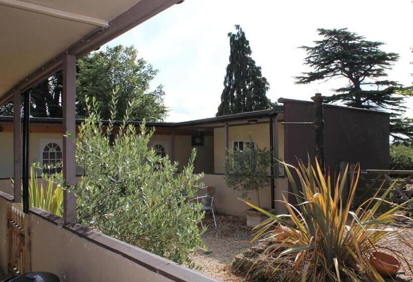 غرفة قياسية, The Coach House