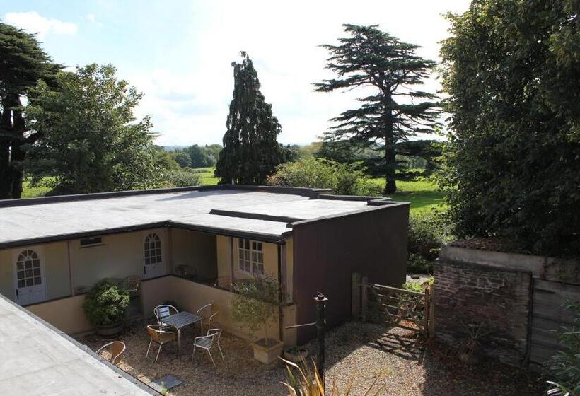 غرفة قياسية, The Coach House