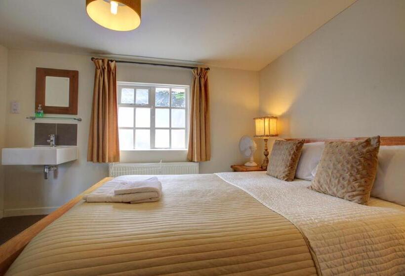 غرفة عائلية, The Coach House