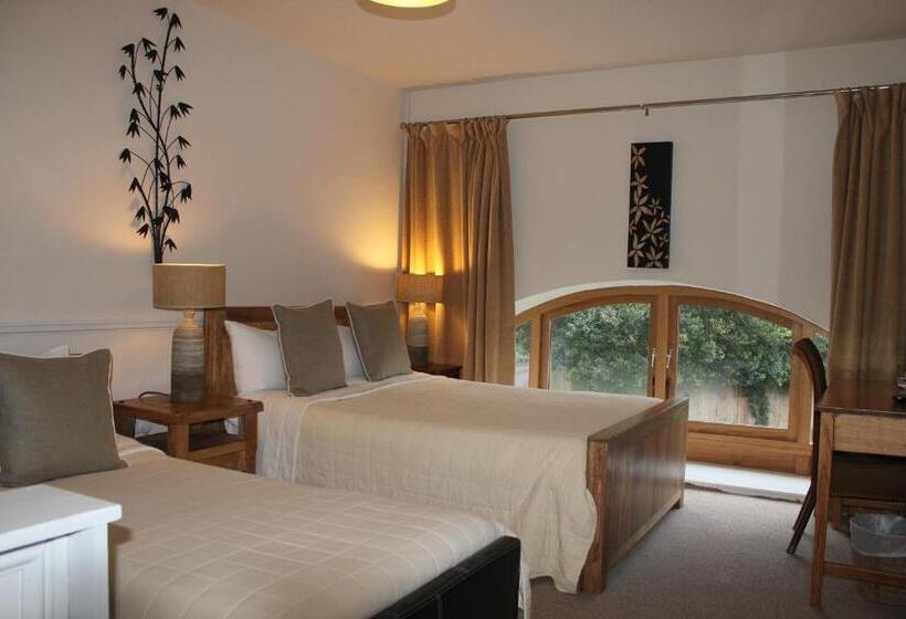 غرفة عائلية, The Coach House