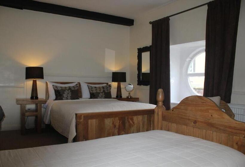 غرفة عائلية, The Coach House