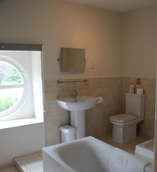 غرفة عائلية, The Coach House