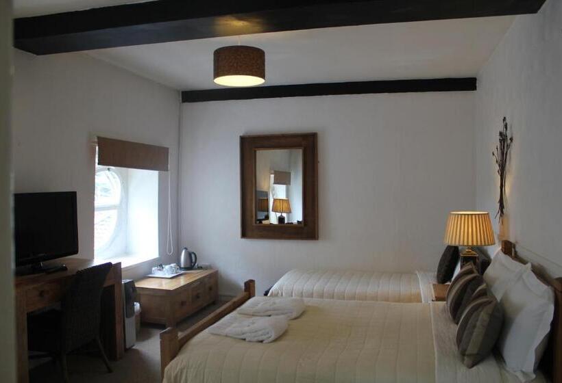 غرفة عائلية, The Coach House