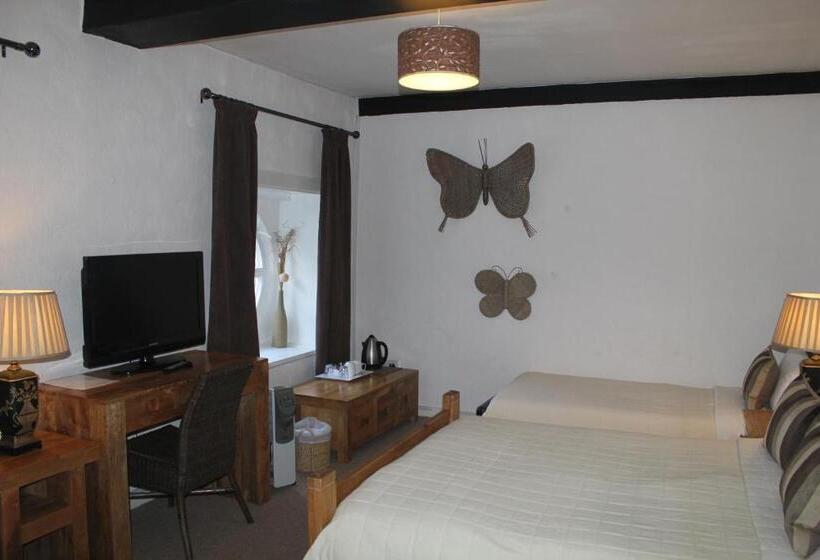 غرفة عائلية, The Coach House