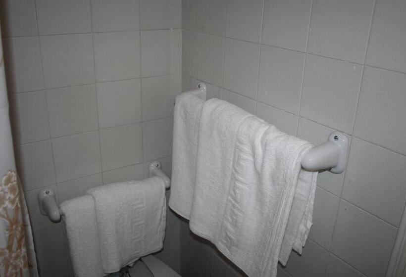 اتاق راحتی سه تخته, Hostal Isabel Ii