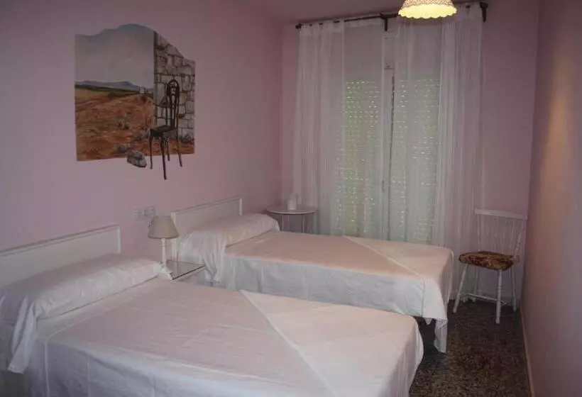 اتاق راحتی سه تخته, Hostal Isabel Ii