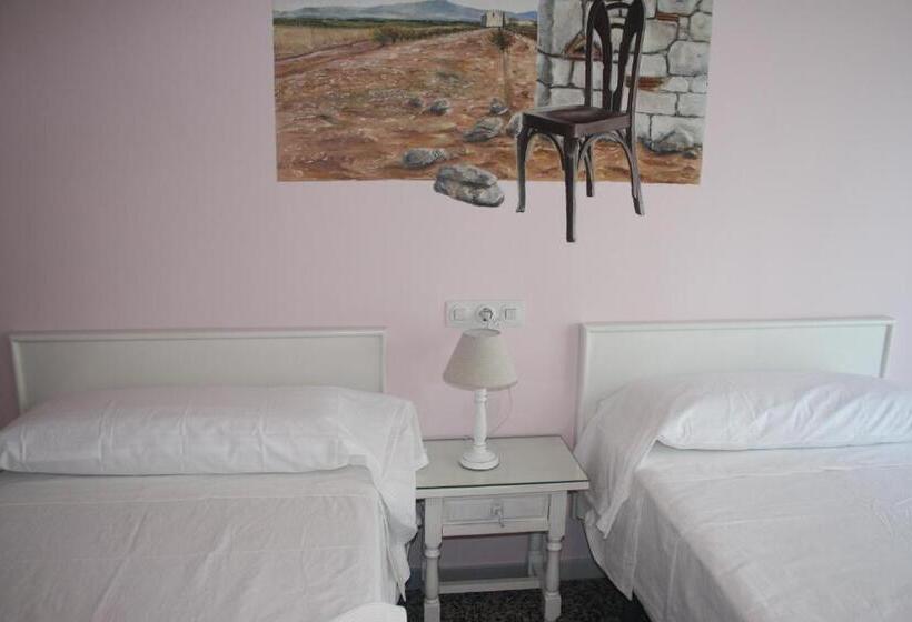 اتاق راحتی سه تخته, Hostal Isabel Ii