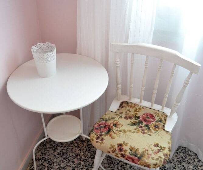 اتاق استاندارد یک نفره, Hostal Isabel Ii