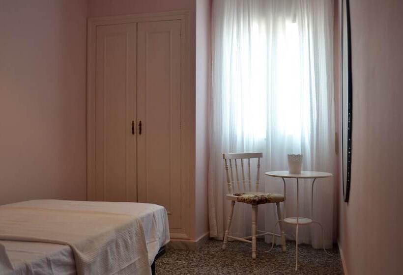 اتاق استاندارد یک نفره, Hostal Isabel Ii