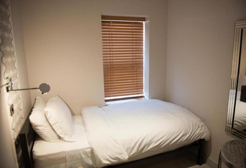 חדר אקונומי, Forty One