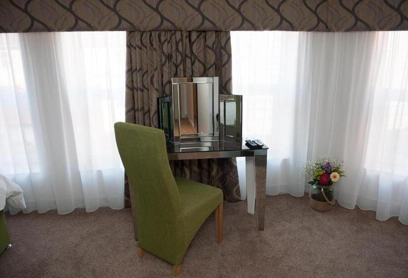 חדר משפחתי, Forty One