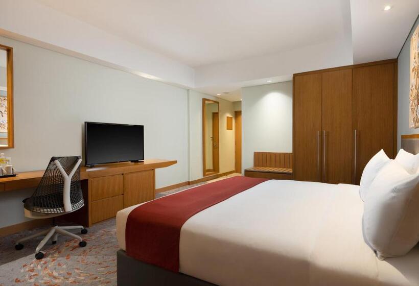 Номер Стандарт Кровать Кинг Адаптированный для Инвалидов, Holiday Inn & Suites Jakarta Gajah Mada, An Ihg
