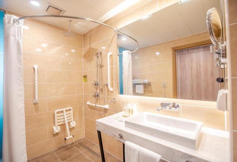 اتاق استاندارد با تخت بزرگ برای معلولان, Holiday Inn Ulaanbaatar, An Ihg