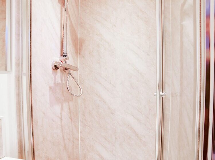 バス共有のスタンダードルーム, Snooze