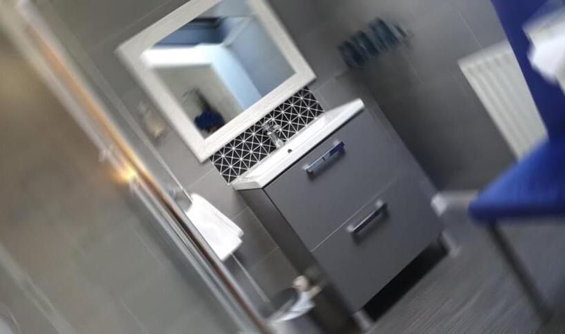 חדר סטנדרט לשלושה, The Clifton