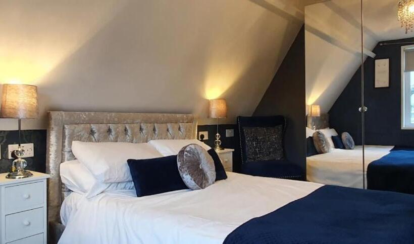 חדר סטנדרט לשלושה, The Clifton