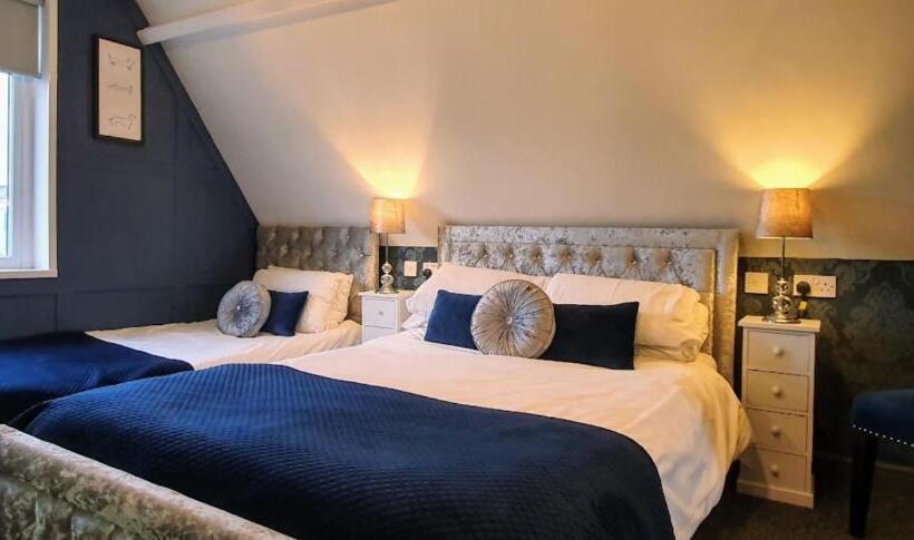 חדר סטנדרט לשלושה, The Clifton