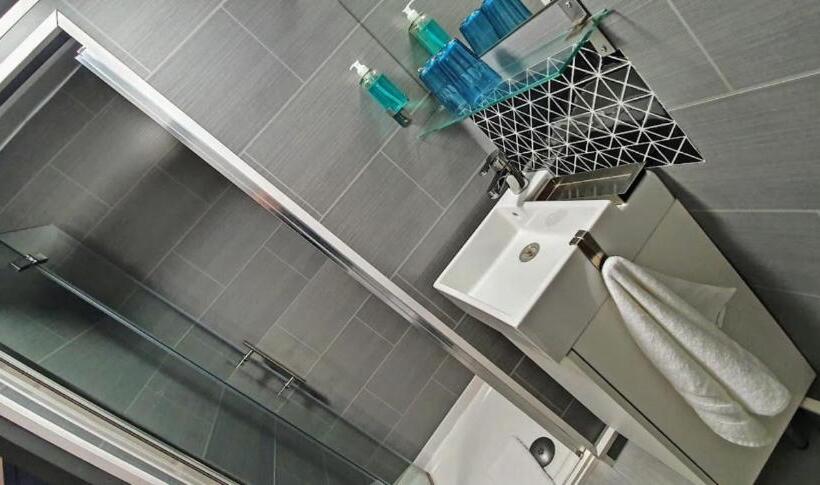 חדר סטנדרט לשלושה, The Clifton