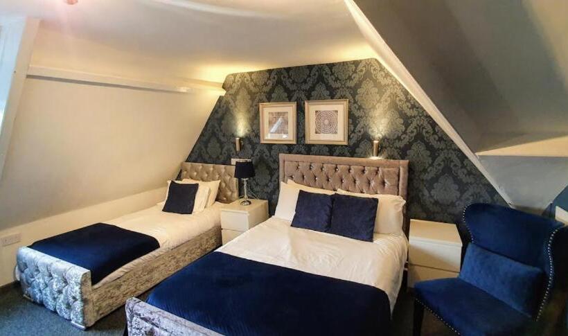 חדר סטנדרט לשלושה, The Clifton