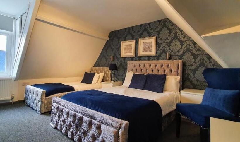 חדר סטנדרט לשלושה, The Clifton