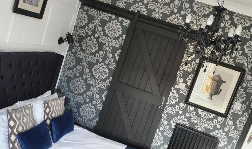 חדר סטנדרט לשלושה, The Clifton