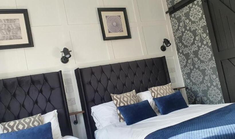 חדר סטנדרט לשלושה, The Clifton