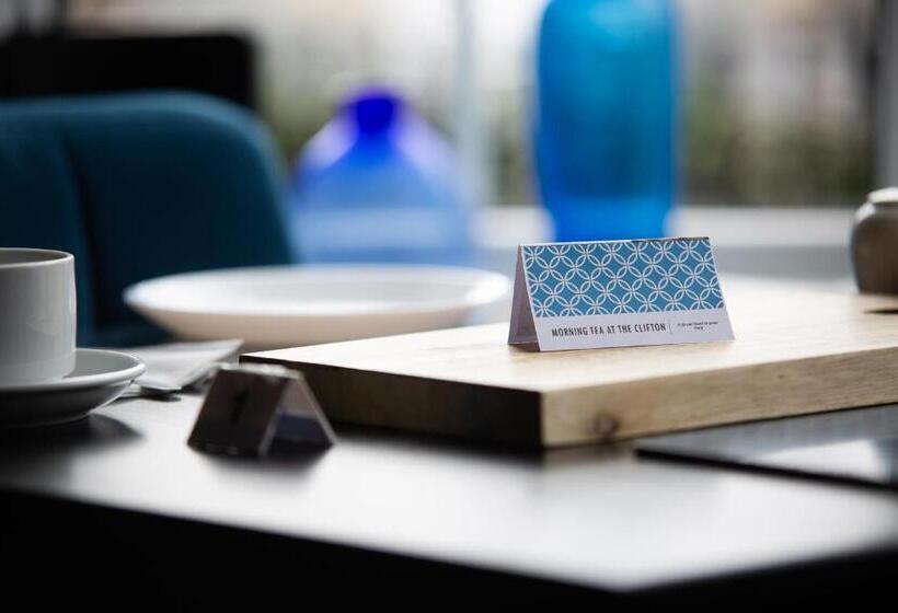 חדר סטנדרט לשלושה, The Clifton