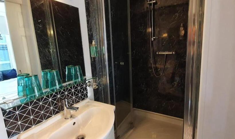 חדר סטנדרט לשלושה, The Clifton