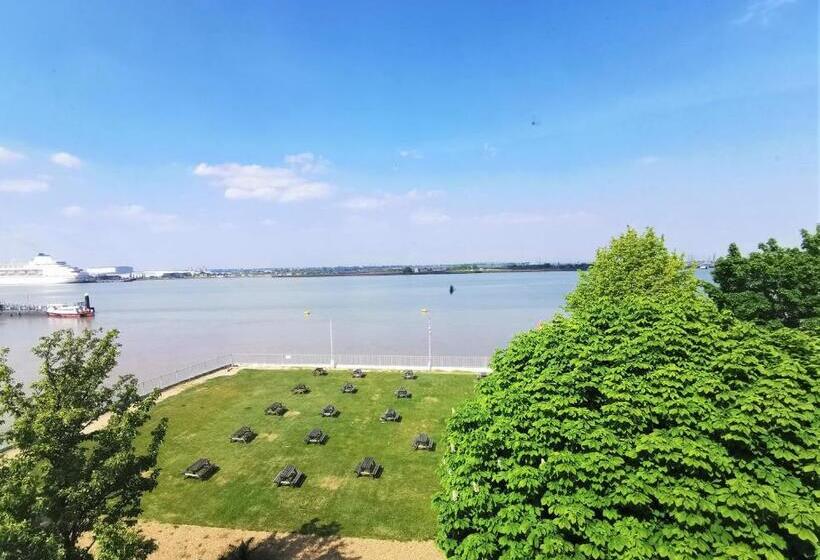 غرفة قياسية مطلّة علي البحر, The Clarendon Royal