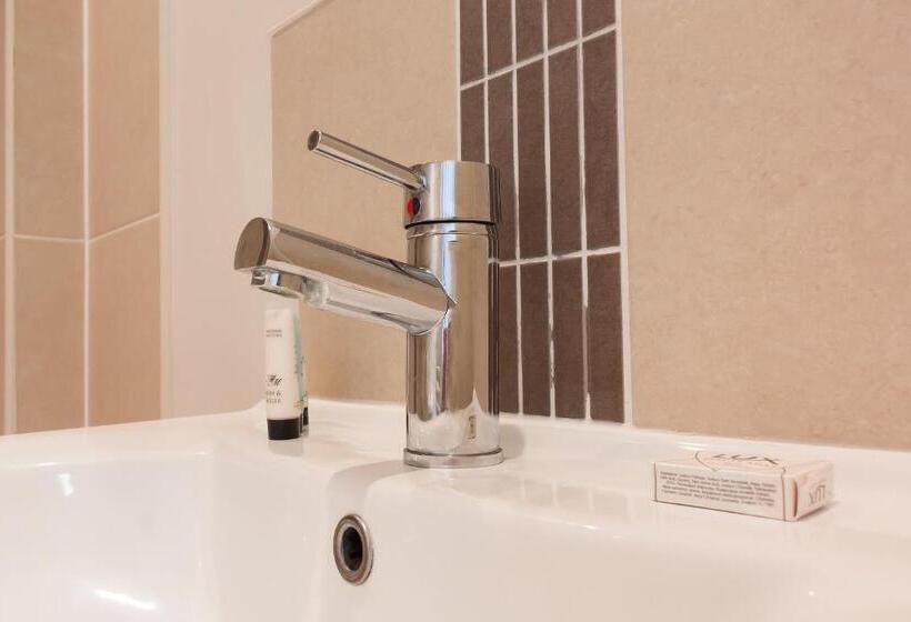 غرفة أساسية, The Clarendon Royal