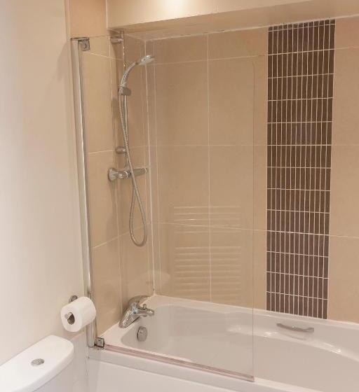 غرفة أساسية, The Clarendon Royal