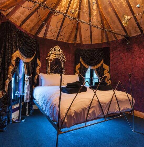 جناح جونيور, Crazy Bear  Stadhampton