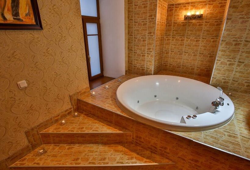 سوئیت با وان آب گرم, Alex Hotel On Marata 73