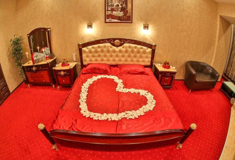 سوئیت با وان آب گرم, Alex Hotel On Marata 73
