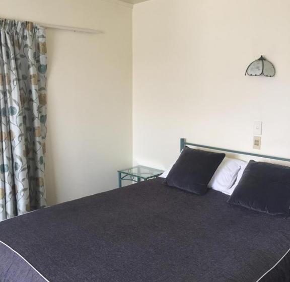 Номер Стандарт, Bentons Motel