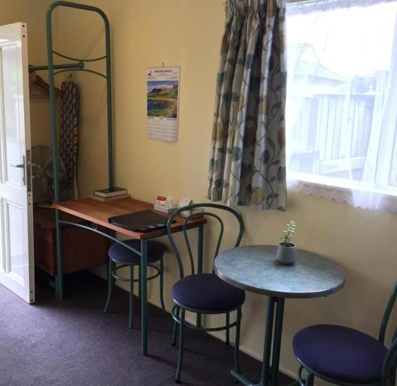 חדר סטנדרט, Bentons Motel