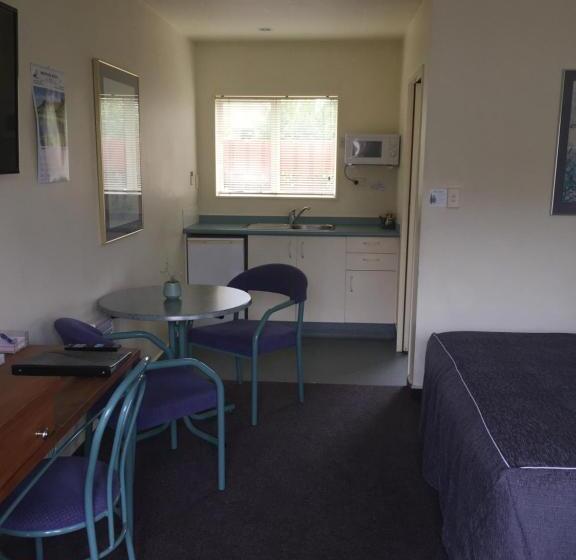 חדר סטודיו סטנדרד, Bentons Motel