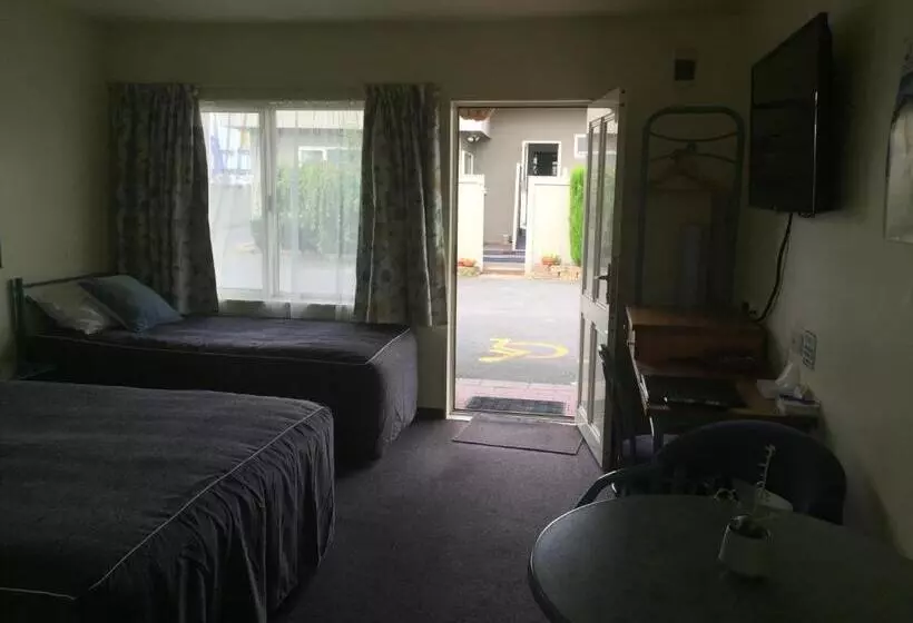 スタンダードスタジオ, Bentons Motel
