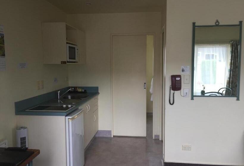 Семейный Номер, Bentons Motel
