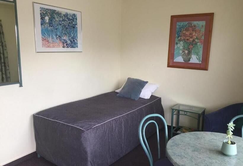 חדר משפחתי, Bentons Motel