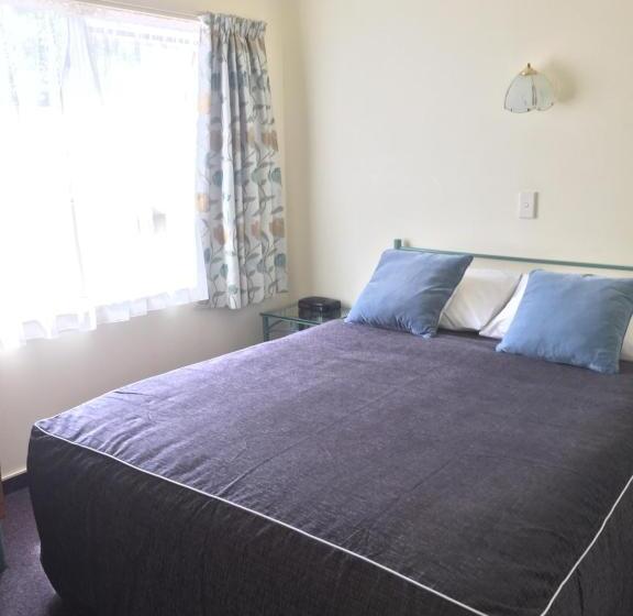 חדר משפחתי, Bentons Motel