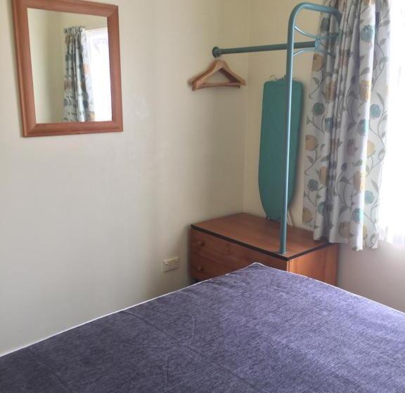 Семейный Номер, Bentons Motel