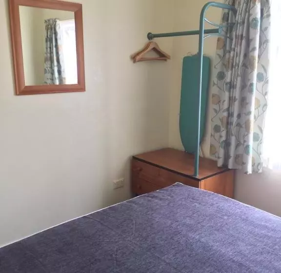 ファミリールーム, Bentons Motel
