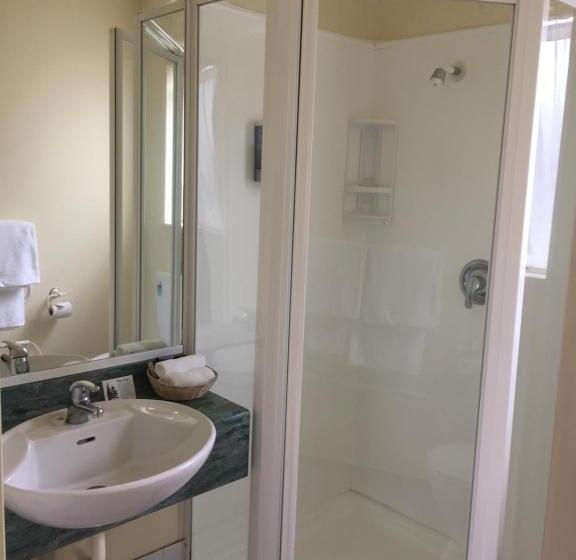 חדר משפחתי, Bentons Motel