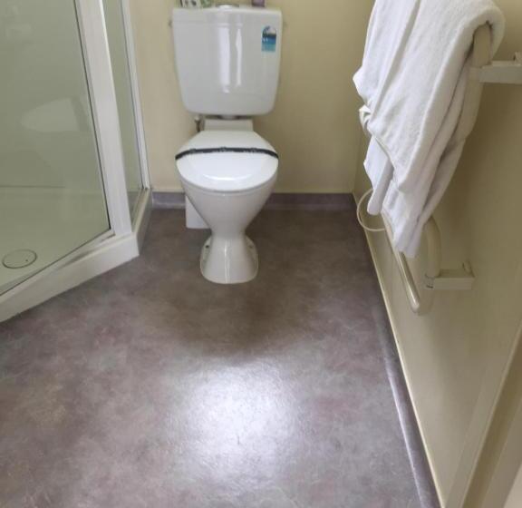 חדר משפחתי, Bentons Motel