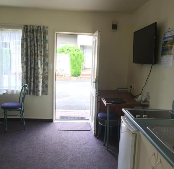 חדר משפחתי, Bentons Motel