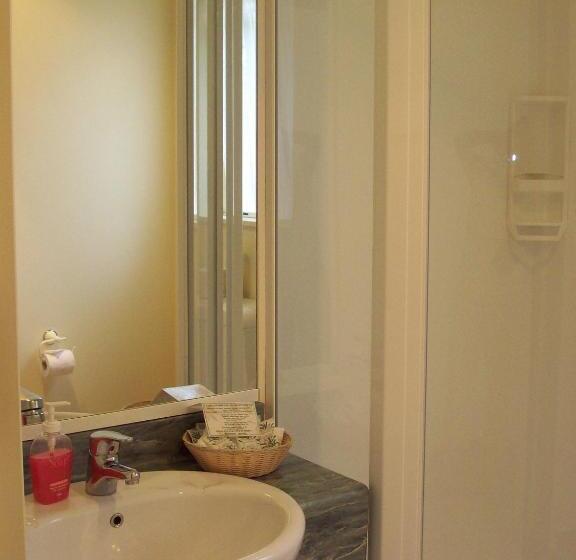 חדר משפחתי, Bentons Motel