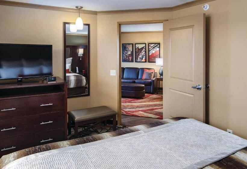 스위트 킹사이즈 침대, Clubhouse Hotel & Suites Fargo